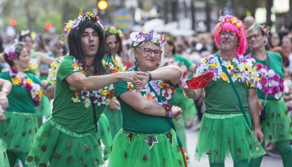 El desfile del Ninot deja momentos muy divertidos en las calles de Alicante