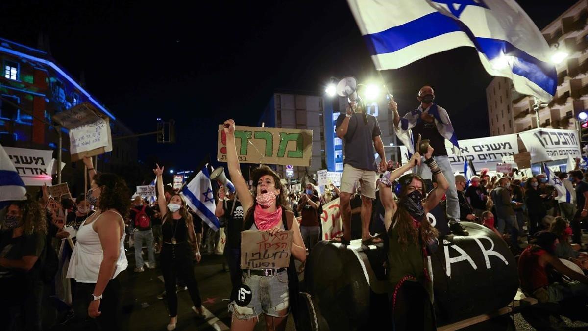 Portesta frente a la vivienda de Netanyahu en Jerusalén en contra del nuevo confinamiento, el pasado 26 de septiembre.