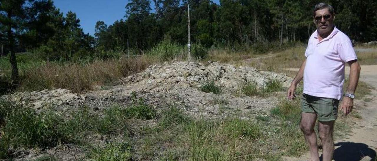 Algas acumuladas en las parcelas comunales de San Miguel de Deiro, en Vilanova. // Noé Parga