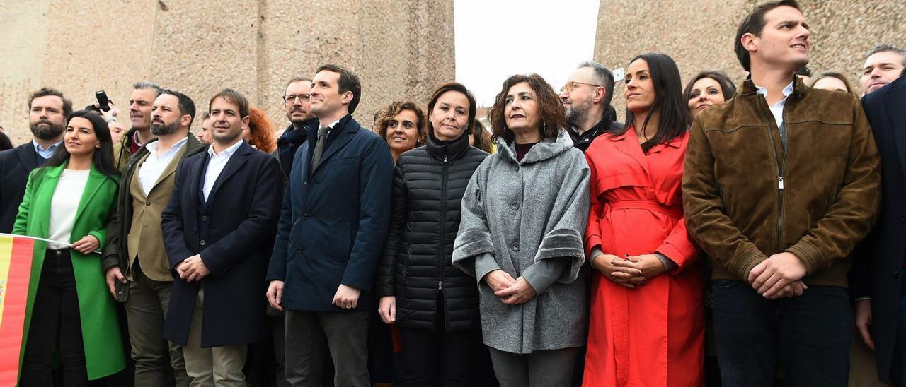 El líder de Vox, Santiago Abascal, el presidente del PP, Pablo Casado, 
y el exdirigente de Cs, Albert Rivera, entre otros dirigentes, en la manifestación 
celebrada en febrero de 2019 en la plaza de Colón de Madrid. fernando villar/efe