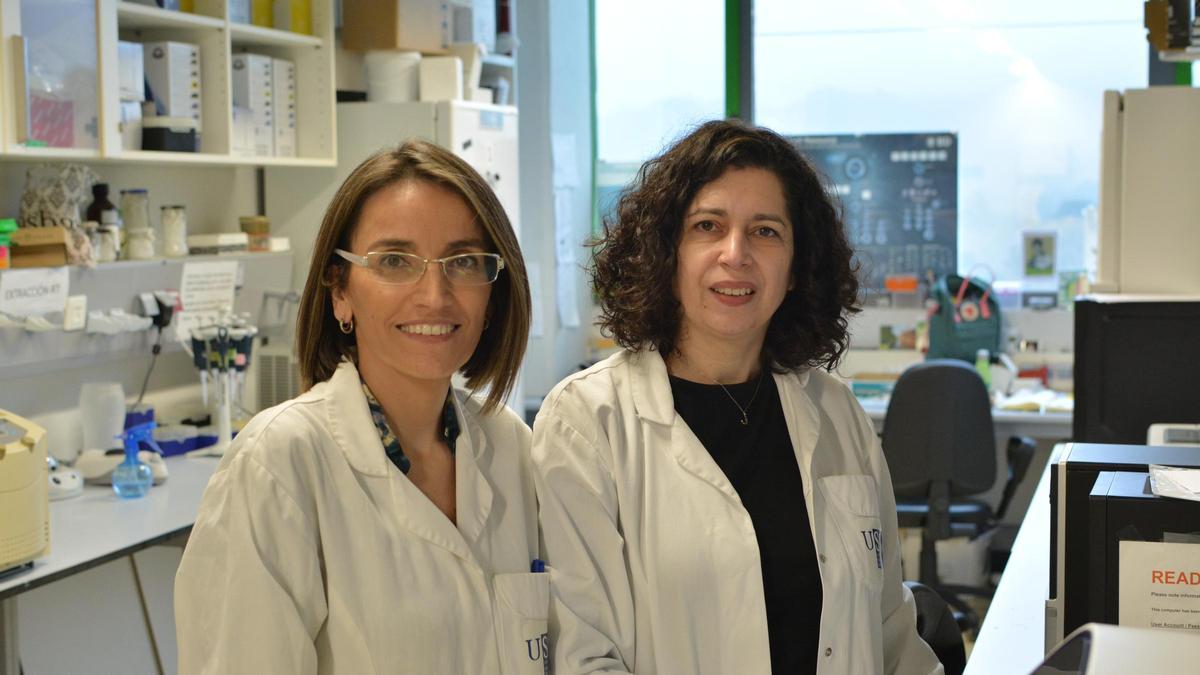 Las investigadoras del Cimus Ana Isabel Rodríguez y Jannette Rodríguez, en uno de los laboratorios del centro
