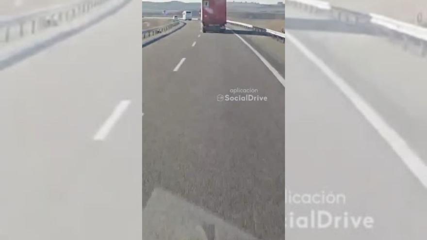 Vídeo | Así volcó el camión de bebidas que cortó la AP-2 a la altura de Candasnos