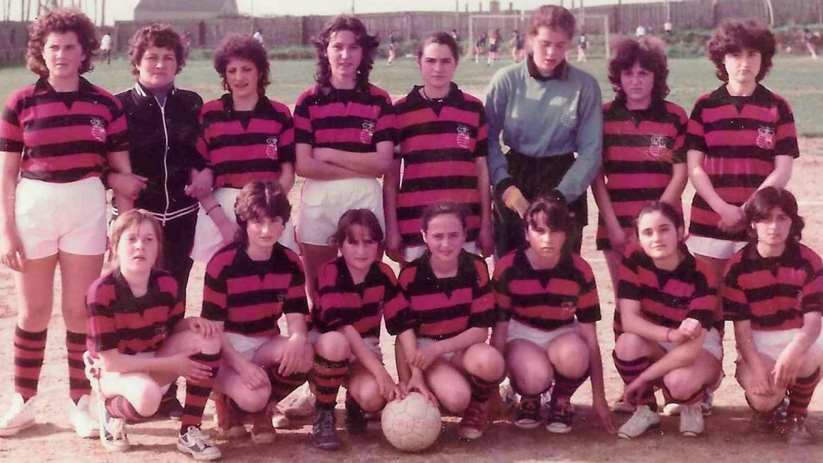 Equipo femenino del Santa Cruz en los años ochenta. |   // L.O.