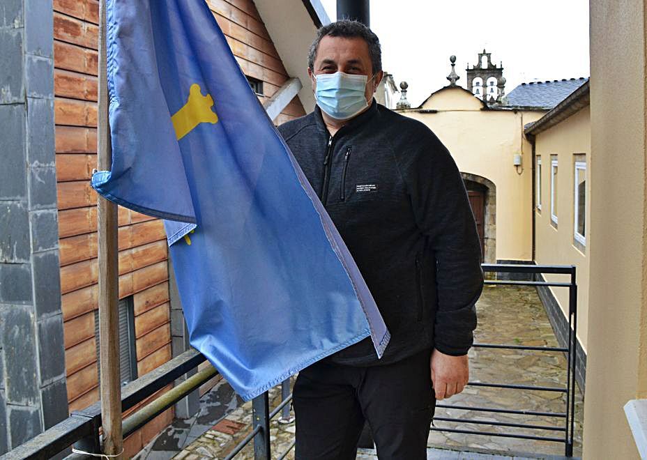 Pedro Álvarez, alcalde de San Martín, en el balcón del Ayuntamiento. 