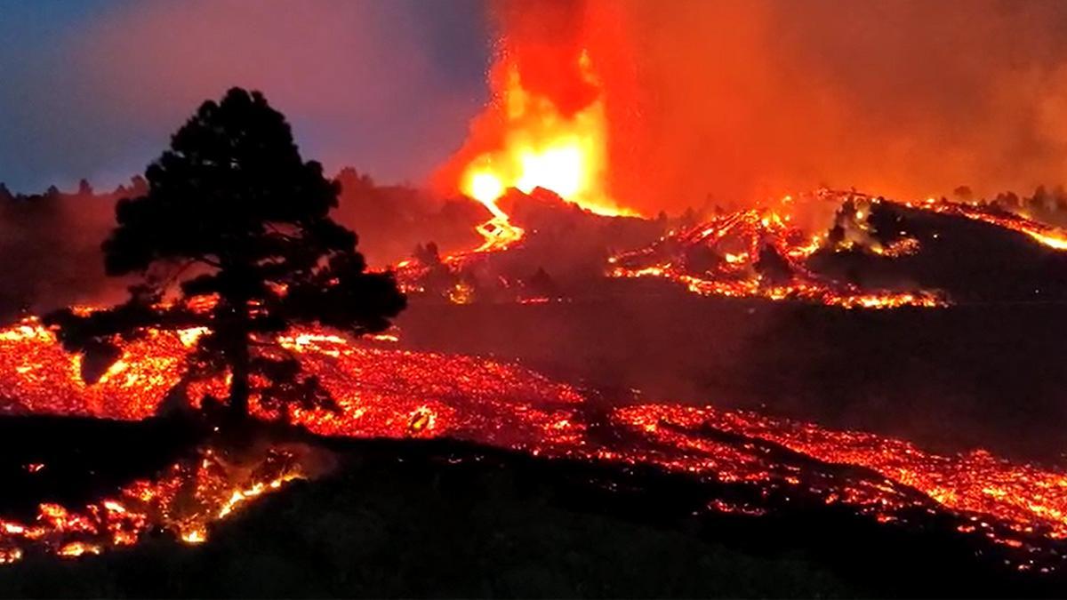 El volcán de La Palma sigue expulsando lava tras anochecer
