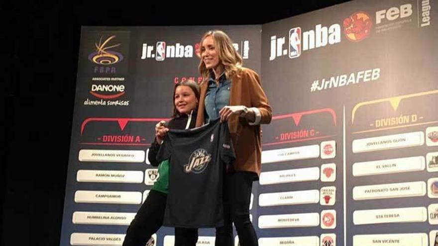 Una de las jugadoras del Basket Lena posa junto a Marta Fernández con la camiseta de los Utah Jazz.