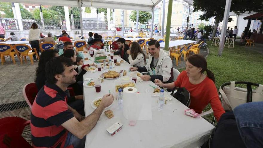 Un grupo de vecinos, ayer, en la Comida en la Calle de Cancienes.