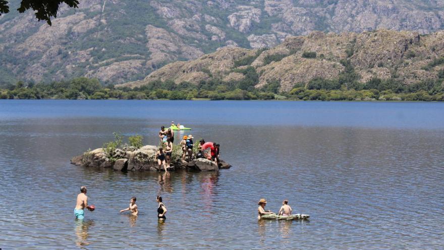 Playas y bañistas disfrutan del lago y las tapas de Puebla, mientras que en Ribadelago se celebra la tradicional misa. | A. Saavedra