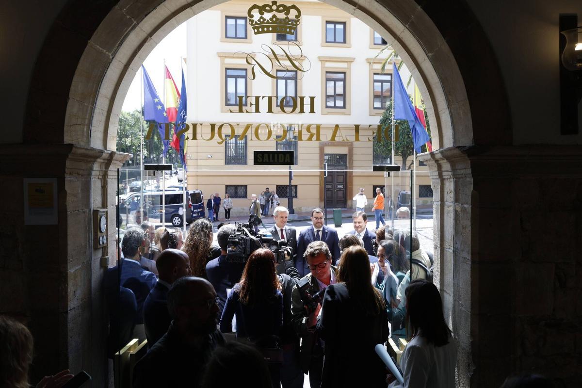 Los tres presidentes del Noroeste, posan a la entrada del hotel de la Reconquista. Los tres presidentes del Noroeste, posan a la entrada del hotel de la Reconquista.