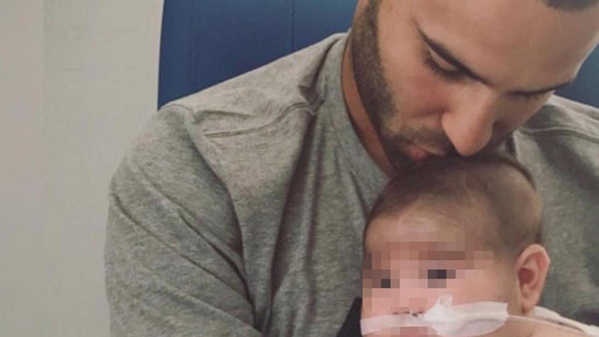 Jesé y su hijo en el hospital