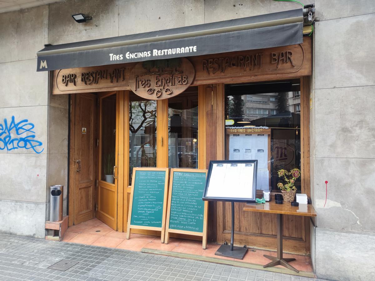 La entrada del restaurante Tres Encinas.