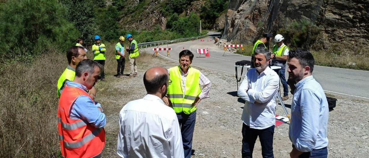 Calvo, segundo por la derecha, con técnicos y responsables de la Consejería, en la zona del argayo. | R. S. A.