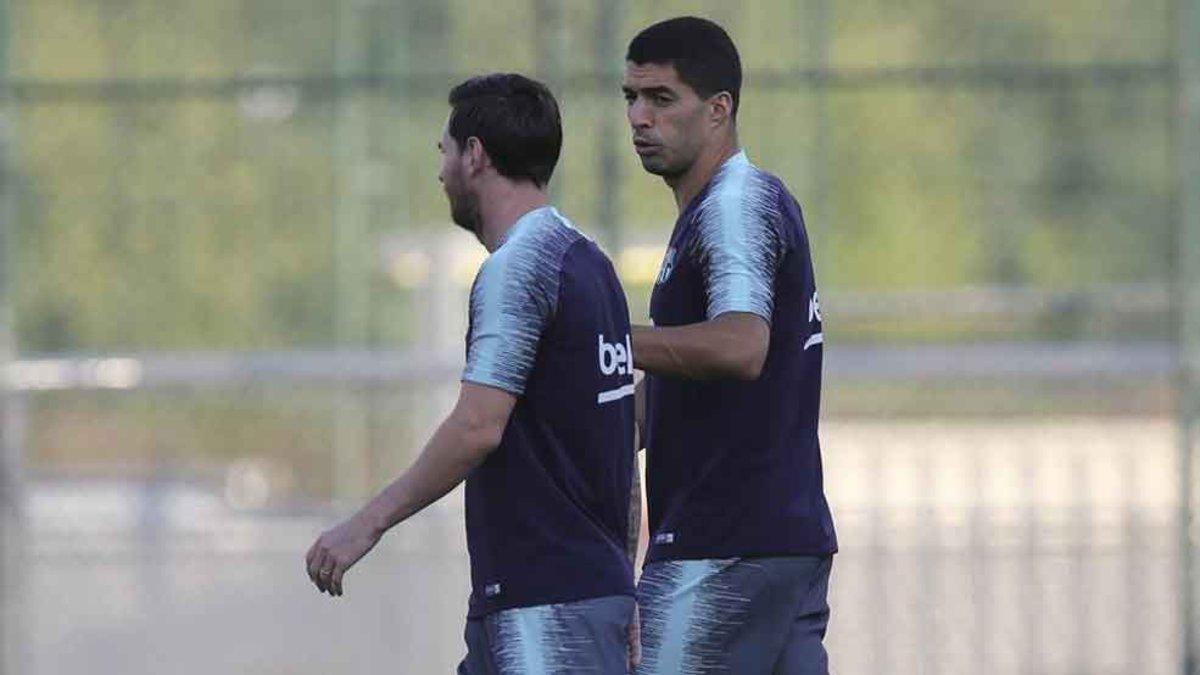 Leo Messi y Luis Suárez, saliendo juntos este sábado para iniciar la sesión vespertina en la Ciudad Deportiva
