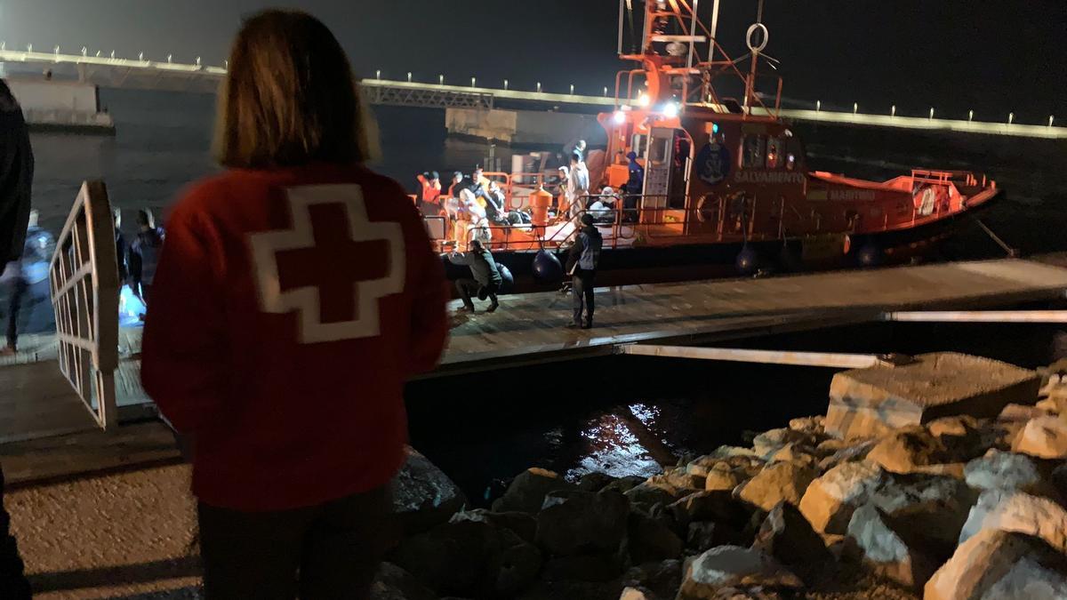 Este domingo en aguas de Xàbia una embarcación con 13 personas a bordo.