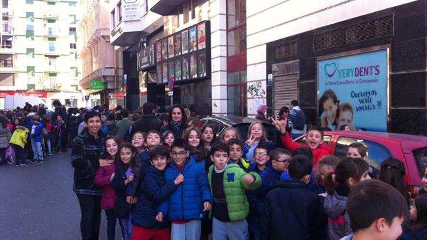 Alumnos de tres colegios disfrutan del cine con el festival solidario