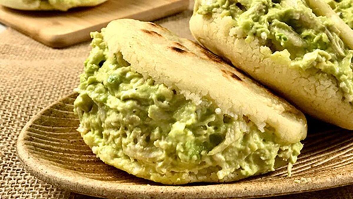 Arepa con aguacate.