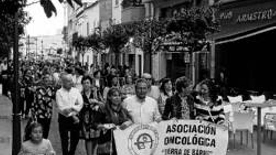 La asociación oncológica llena de pañuelos rosas las calles del centro[antetit.107] ACTOS CON MOTIVO DEL DIA INTERNACIONAL CONTRA EL CANCER DE MAMA