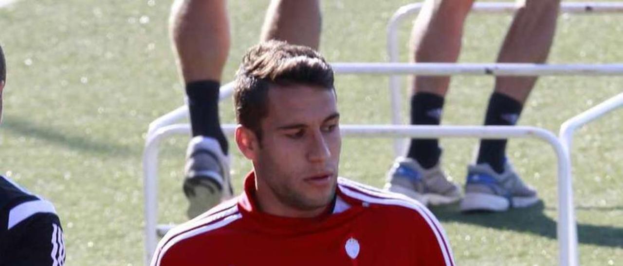 Hugo Mallo, durante el entrenamiento celebrado ayer en A Madroa. // R. Grobas