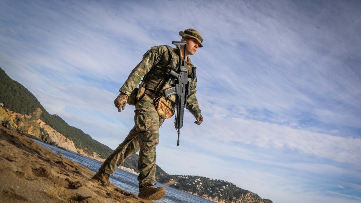 Un militar en la costa de Ibiza.