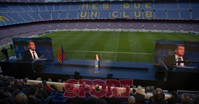 Joan Laporta ha sido investido como nuevo presidente del FC Barcelona en el Camp Nou ante trescientas personas.