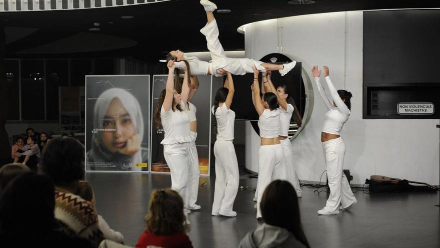 Una de las coreografías realizadas ayer en el Concello de Lalín. |  Bernabé/Javier Lalín