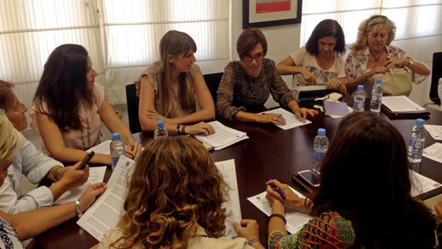 María Gámez se reunía este miércoles con representantes de colectivos en favor de la igualdad.