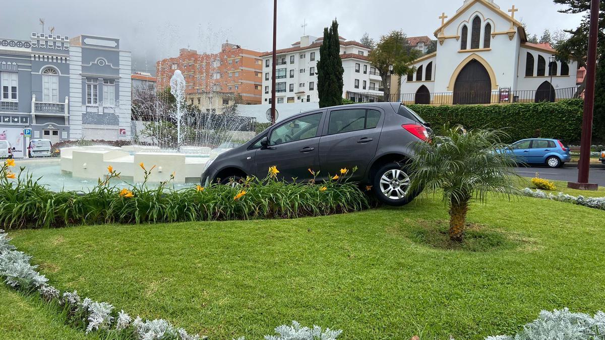 Un coche acaba dentro de una fuente en Tenerife