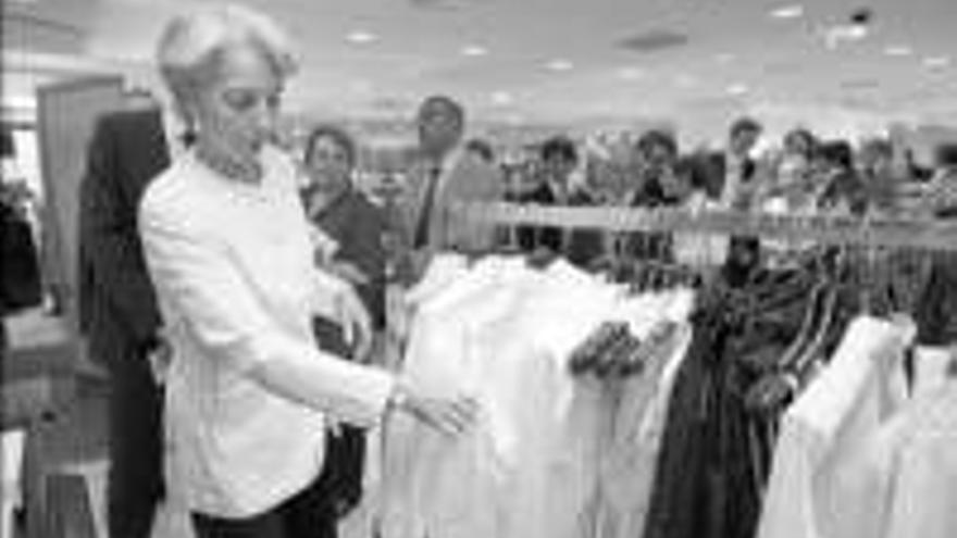 La ministra francesa inaugura las rebajas