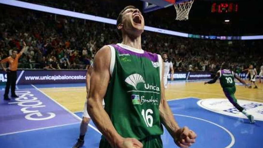 Nemanja Nedovic grita de felicidad tras anotar la canasta que daba la victoria al Unicaja ante el Bilbao Basket. El serbio jugó ayer los minutos importantes del partido.