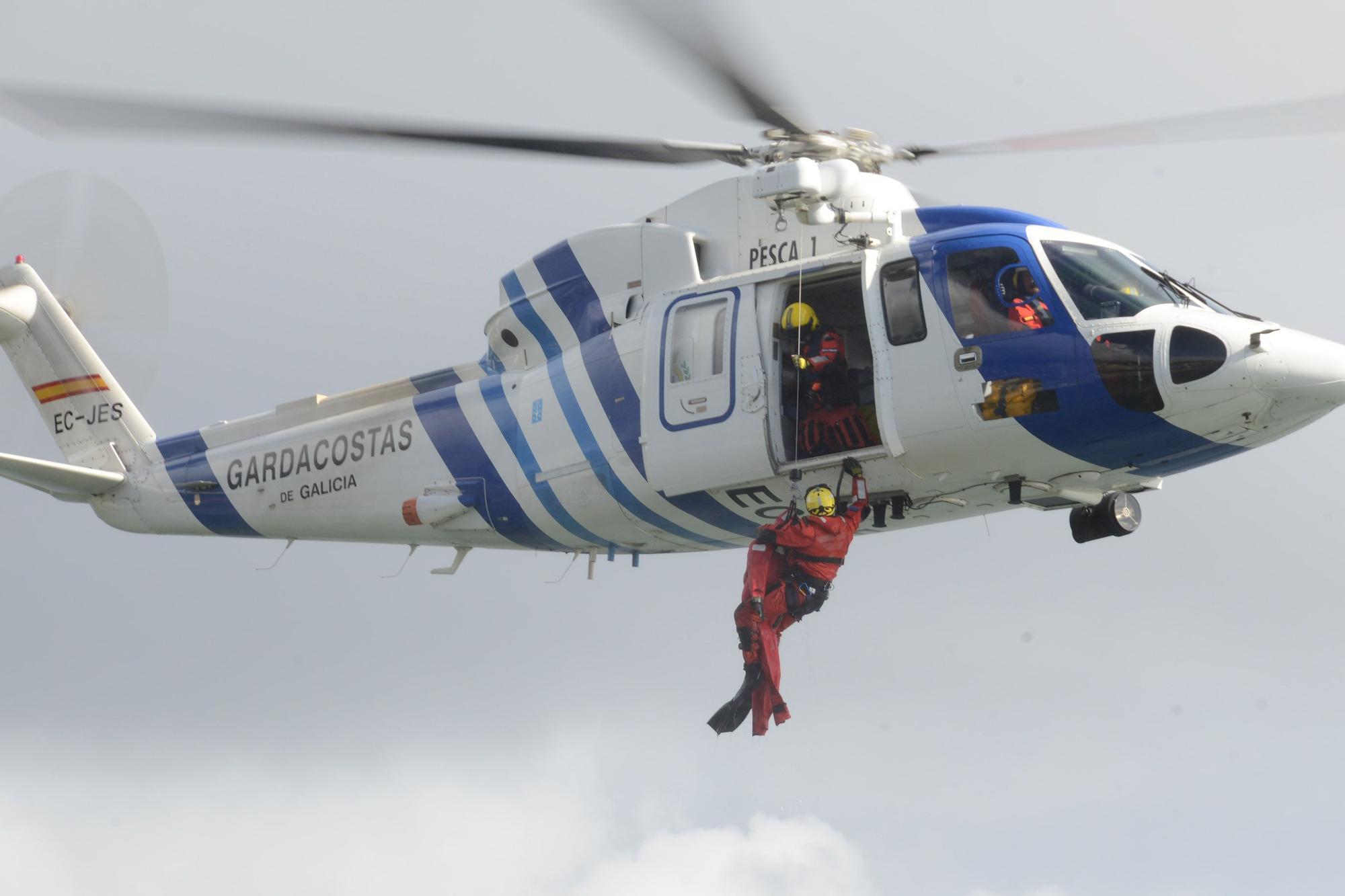 Escenas del simulacro de rescate frente a Moaña.