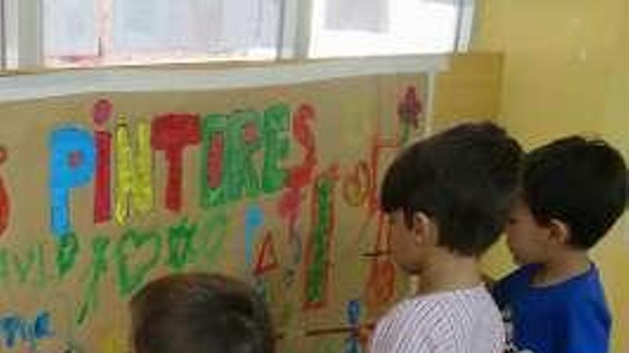 Tres niños en la ludoteca.