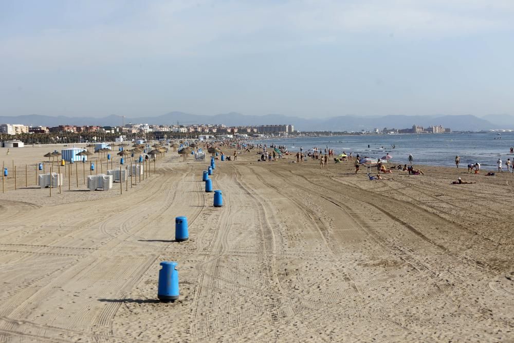 La playa de la Malva-rosa en València esta mañana de San Juan, a las 9.00 horas, ya estaba llena de gente.