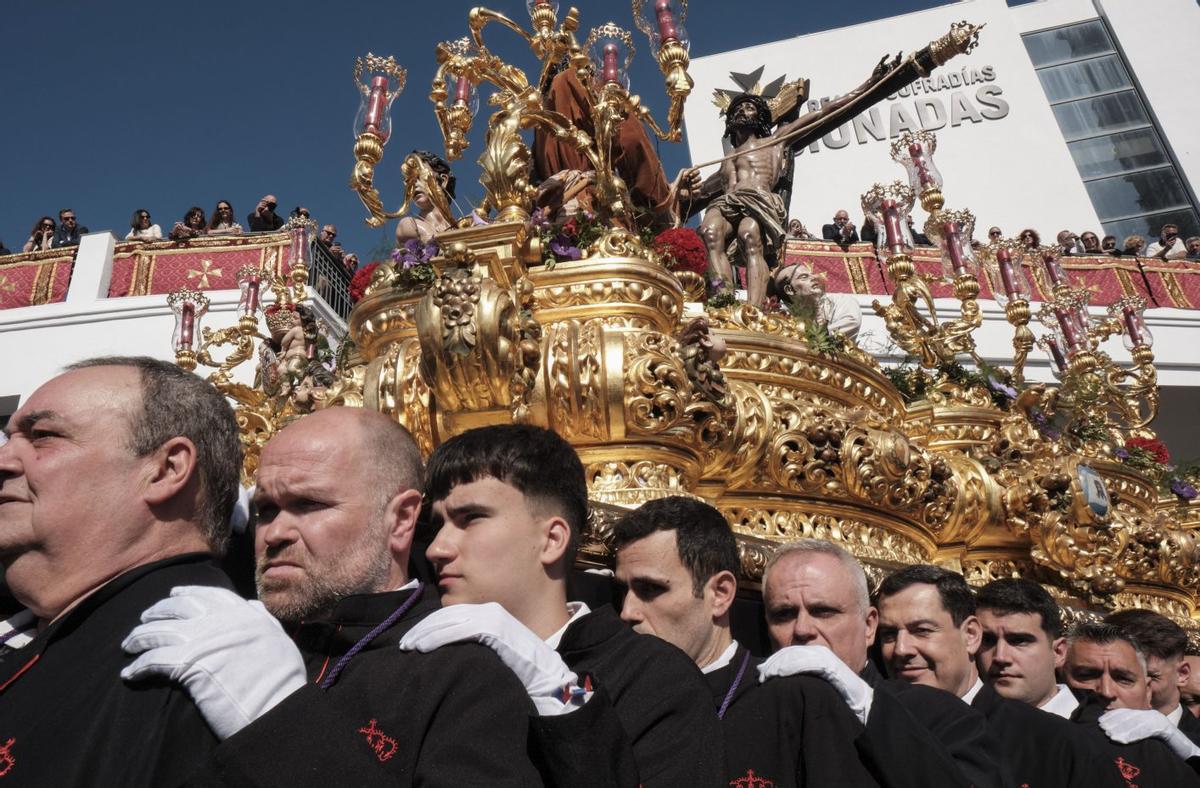 Juanma Moreno portó el trono del Cristo de la Exaltación, este Miércoles Santo en Málaga.