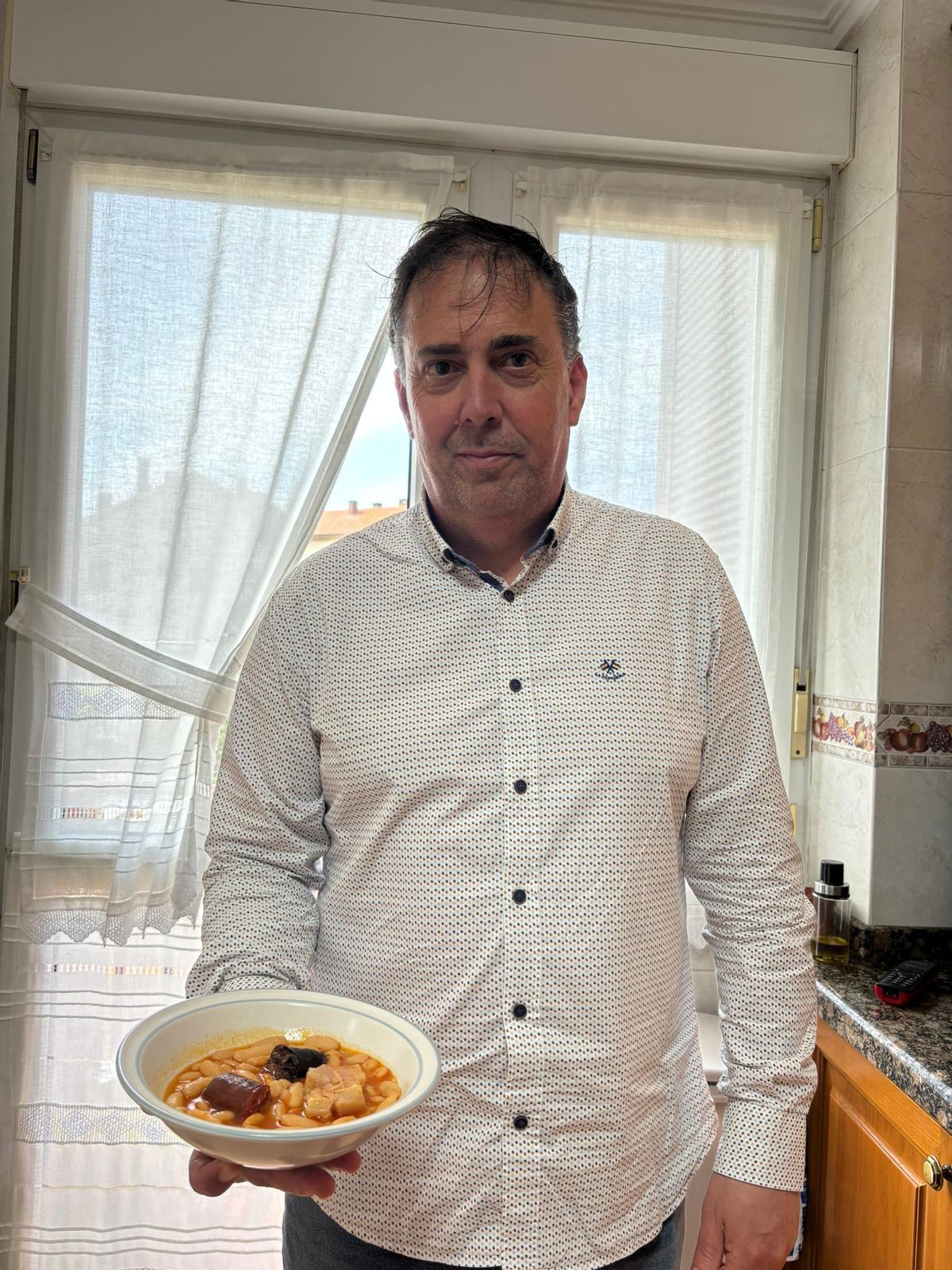 Valentín Somoano, con su pota de fabada, que fue distinguida en las XXXII Xornaes de les Fabes de Villaviciosa