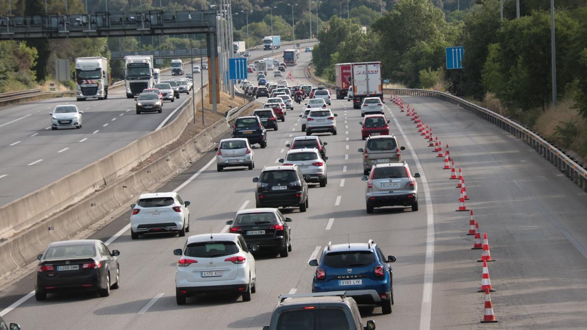 Circulación lenta en la AP-7 en la Roca del Vallès dirección Barcelona