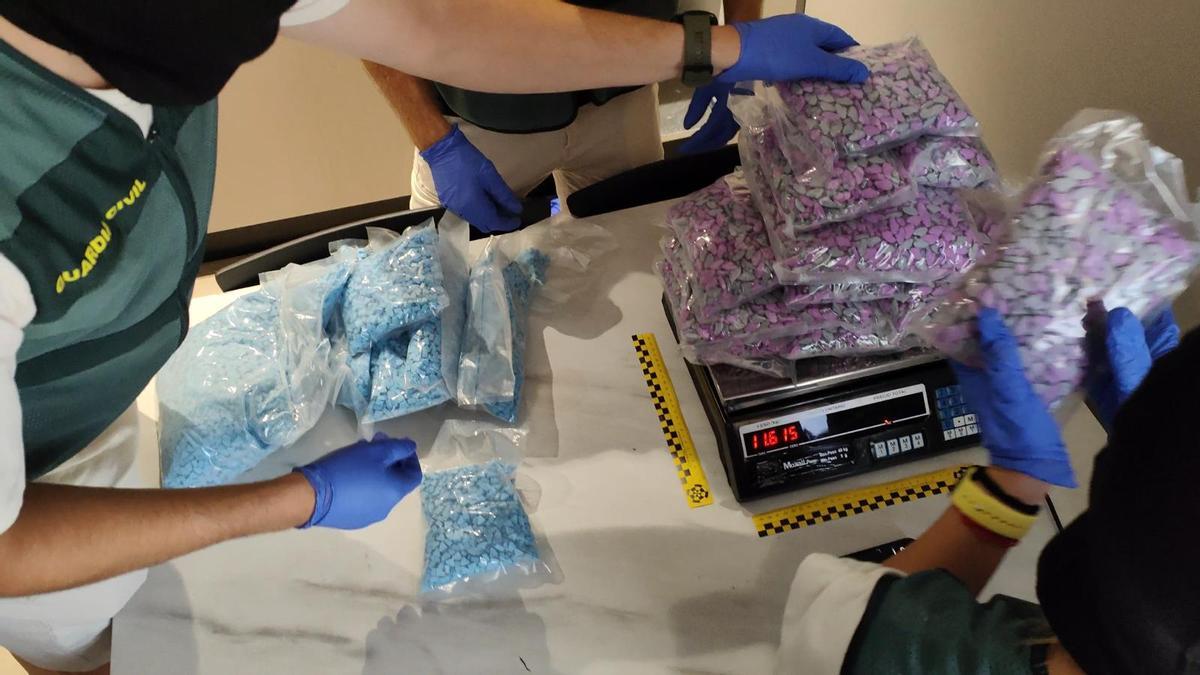Agentes de la Guardia Civil pesan las pastillas de éxtasis