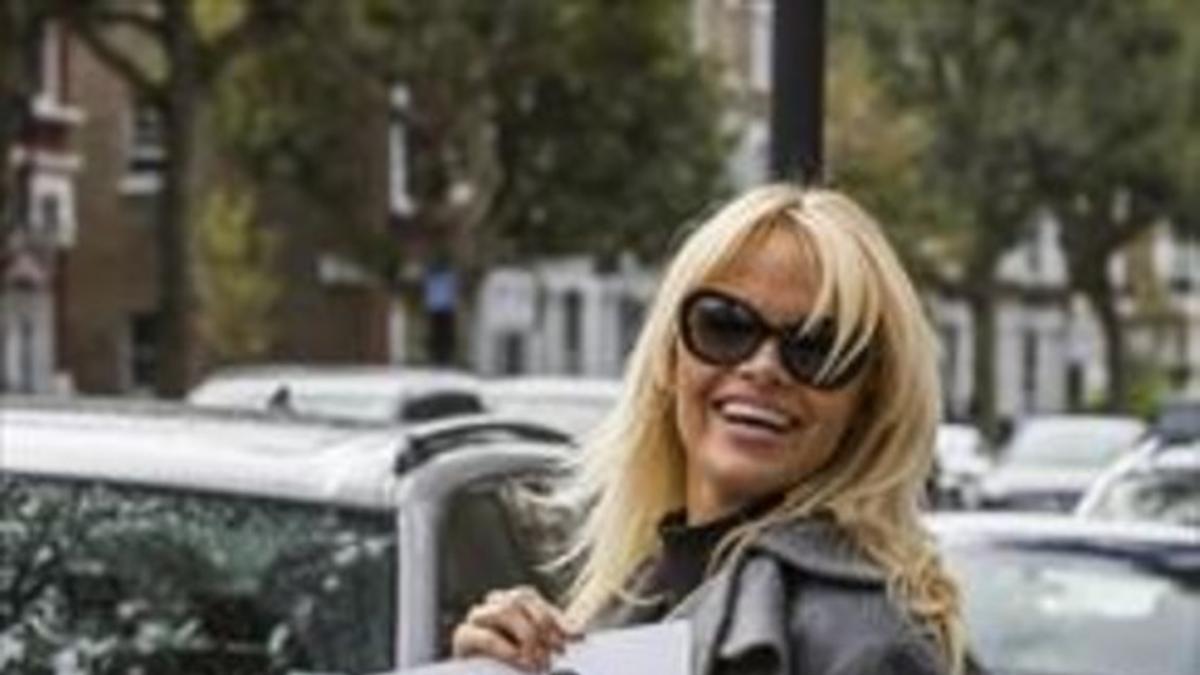 PROTECTORA .  Pamela Anderson sostiene un reclamo de P.E.T.A. contra la presencia de animales en los circos, en Londres.