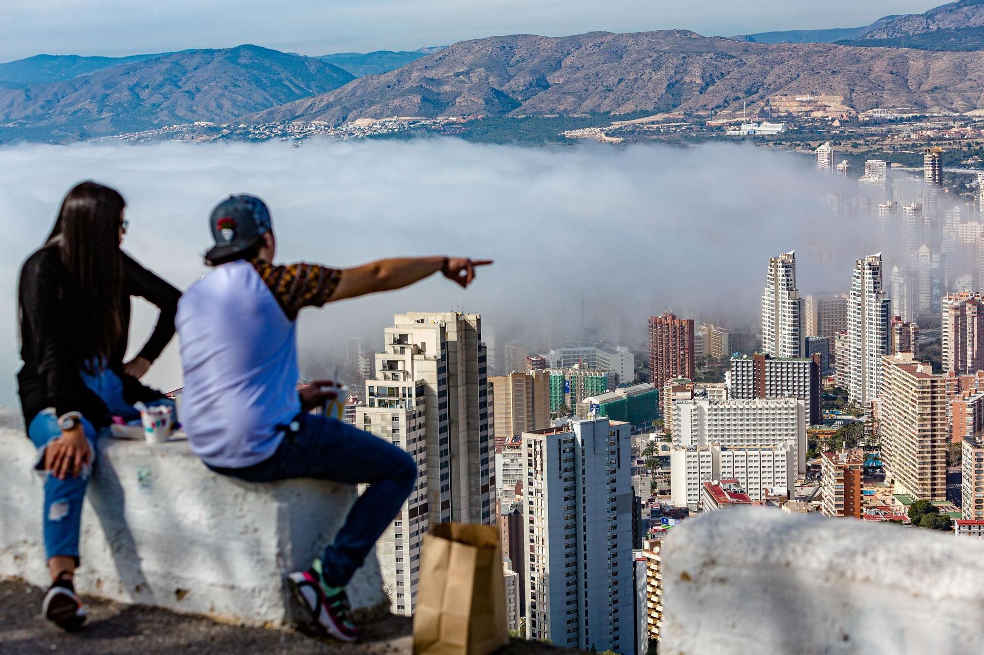 La niebla devora los rascacielos de Benidorm