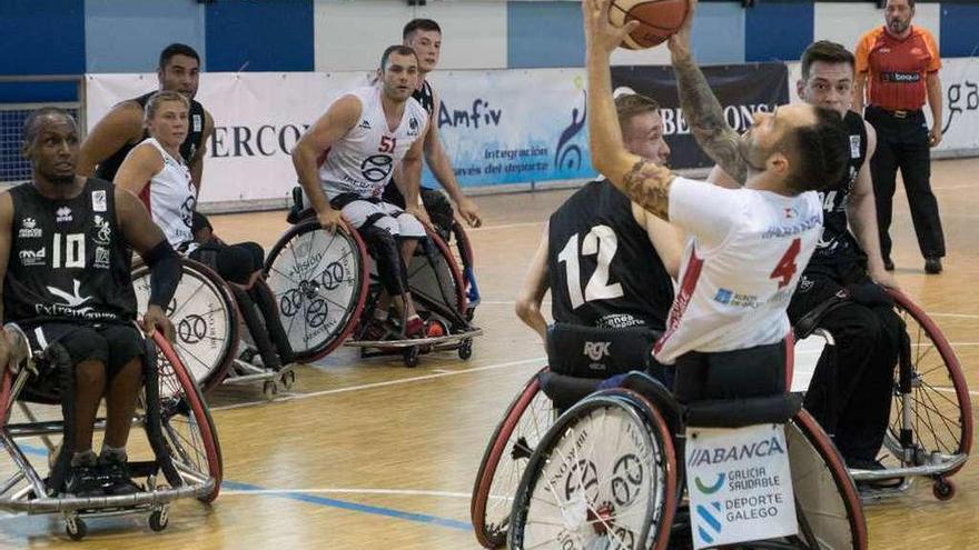 Una jugada de un partido de esta temporada disputado en el Pabellón Pablo Beiro de Bouzas. // Paula Fariña