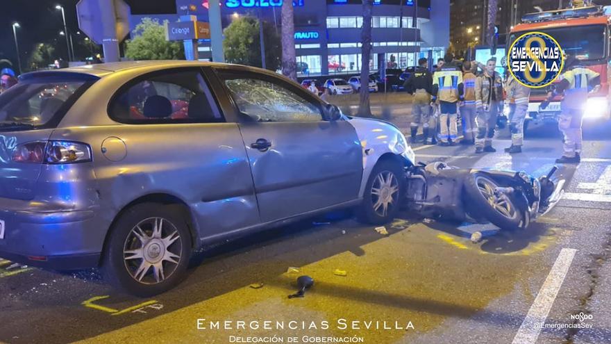 El turismo que ha investido a dos motos en la Carretera de Carmona en Sevilla.