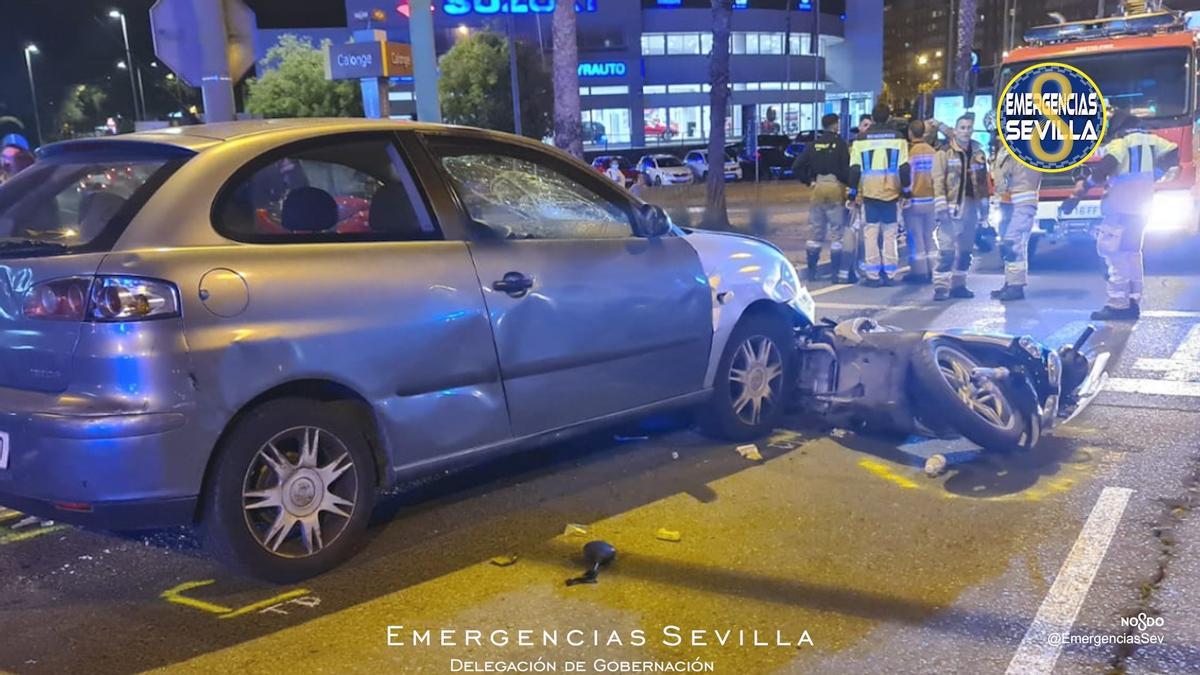 El turismo que ha investido a dos motos en la Carretera de Carmona en Sevilla.