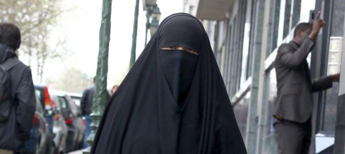 Una mujer pasea con burka.