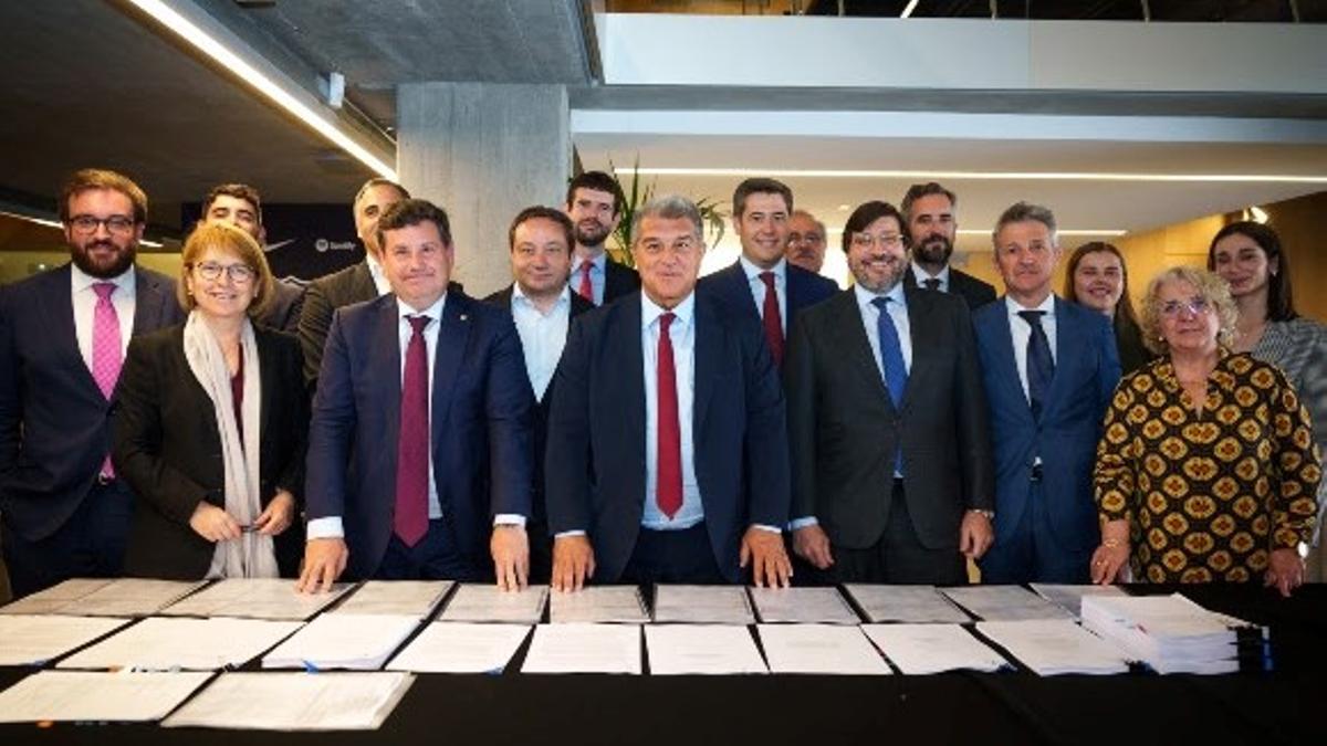 Eduard Romeu, vicepresidente económico, y Joan Laporta, presidente, con ejecutivos del club ante los papeles de la financiación del Espai Barça.