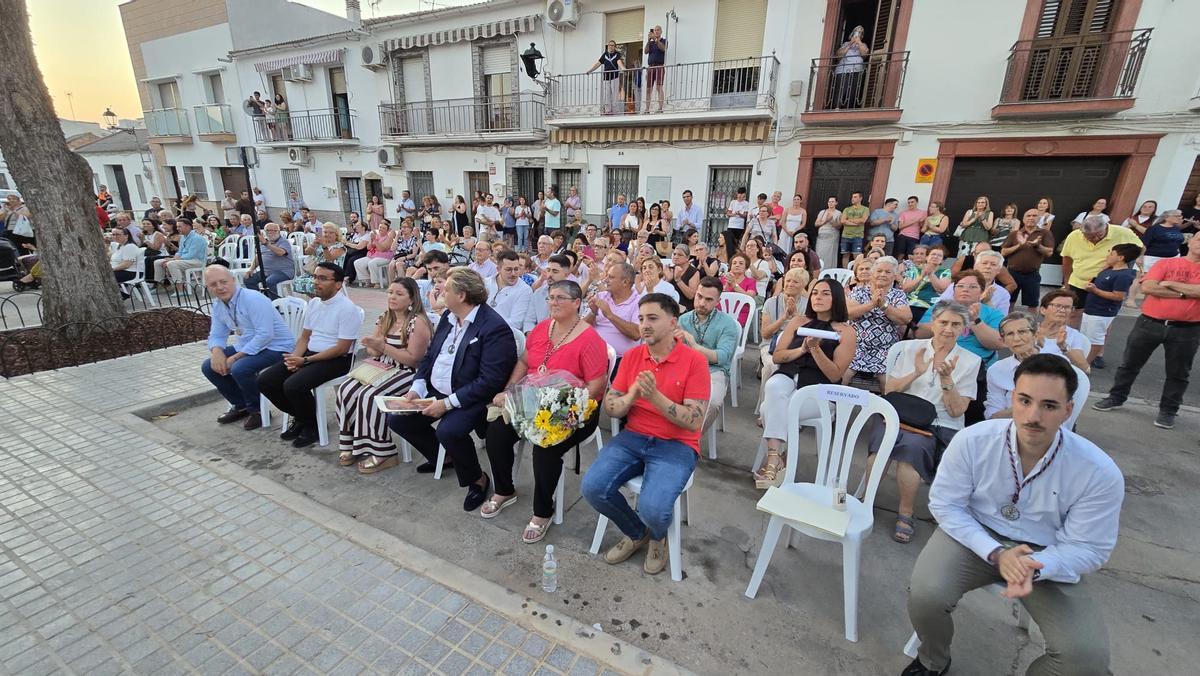 Un día de fiesta vecinal en Villa del Río para descubrir el templete a Jesús Nazareno.
