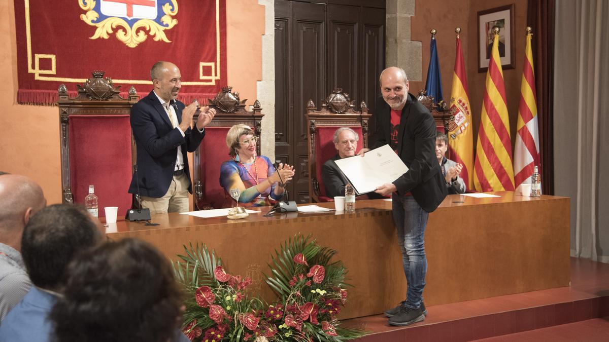 Quico Sallés mostra l'acreditació com a  pregoner de la Festa Major de Manresa