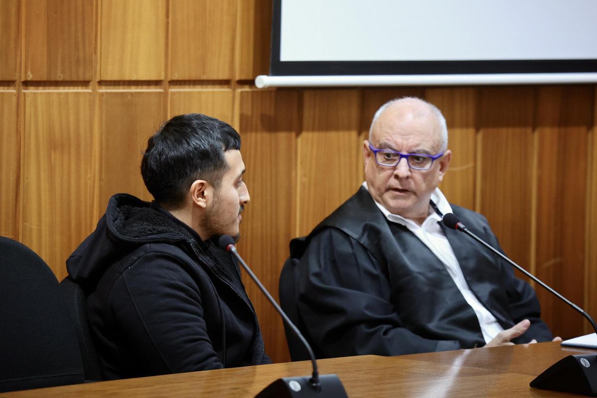 Johan Styven P. O., junto a su abogado José María Caballero