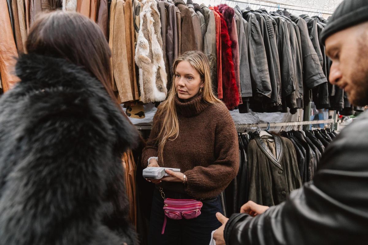 Cada lunes, María sale de Madrid para comprar la mercancía.