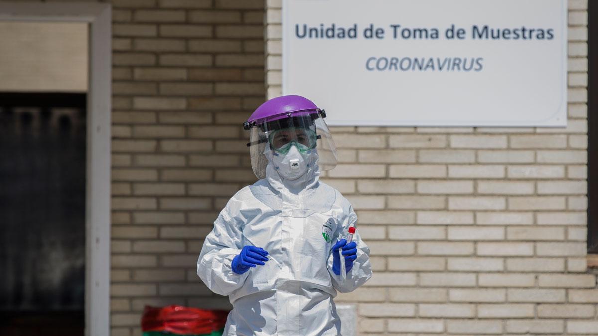 España alcanza una nueva marca en muertes diarias por coronavirus pero estabiliza los nuevos casos, como explica Fernando Simón. En la foto, recogida de muestras en el Hospital Militar de Sevilla.