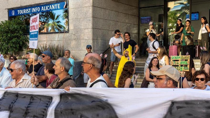 Manifestación por el Parque Central en Alicante