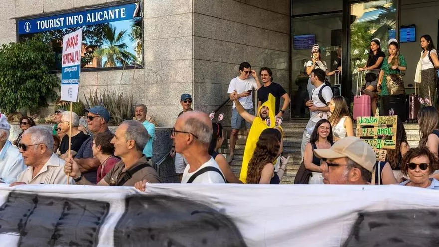 Manifestación por el Parque Central en Alicante